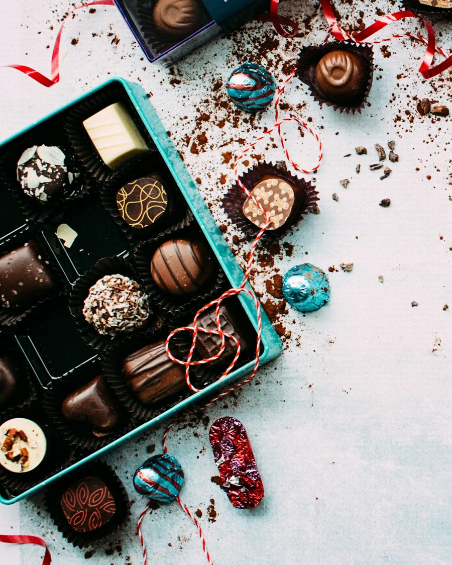 Caja de bombones y chocolates sobre una mesa