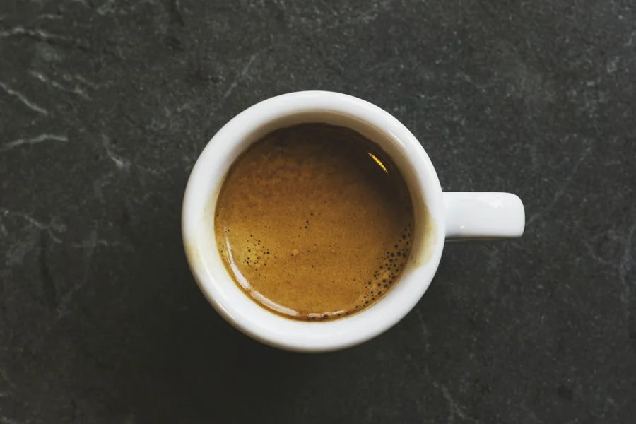 Una taza de café negro vista desde arriba