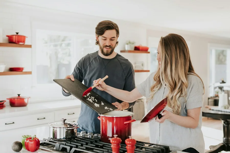 Dos personas preparando una comida en la cocina