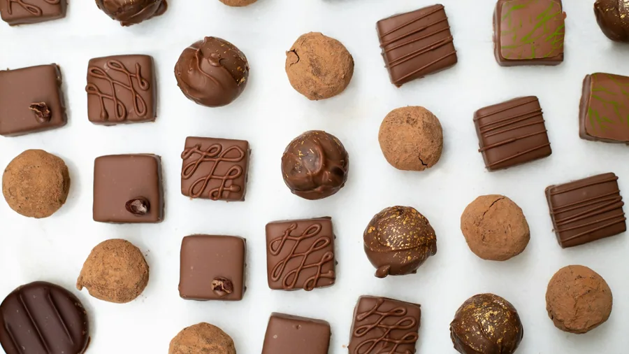 Surtido de chocolates artesanos sobre un fondo claro