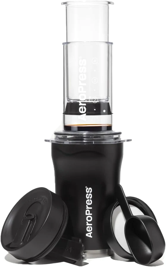 AeroPress Go Plus negra con vaso de viaje