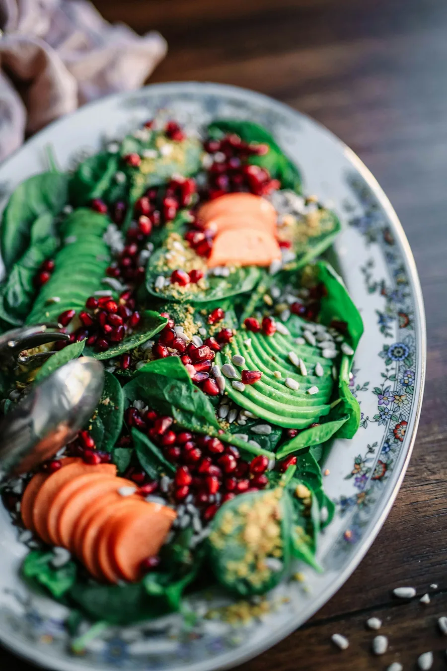 Ensalada con aguacate, verduras y granada
